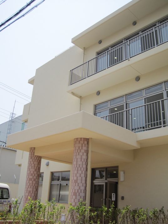 3階建ての建物外観