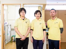スタッフ３人と廊下
