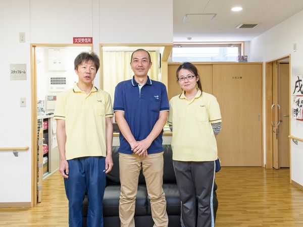スタッフ立つ玄関ホール