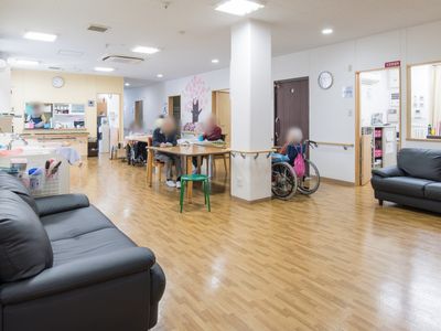 共有スペースの活気ある一コマ