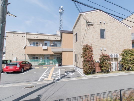明るい建物のエントランス