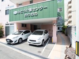 緑の看板が目印のエントランス