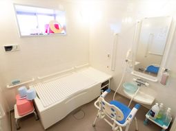 安全な設備の浴室