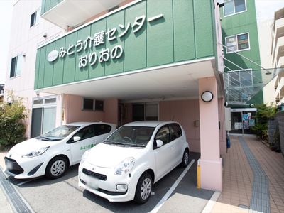 緑の看板のあるエントランス