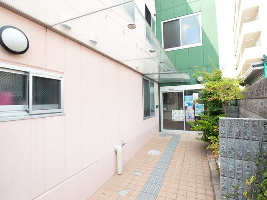 明るい外観のエントランス