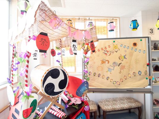 夏らしさを感じることができる、祭をテーマにした掲示物である。宮太鼓をはじめ、たくさんの提灯が飾られている。
