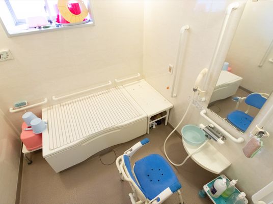 バリアフリー設計の浴室