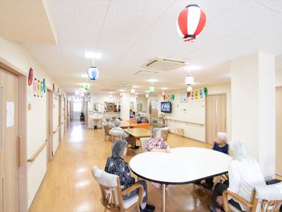 共有スペースの明るい廊下