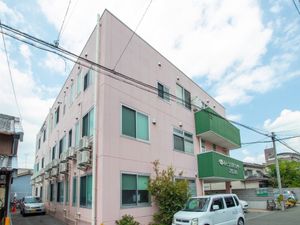 ピンクの建物外観