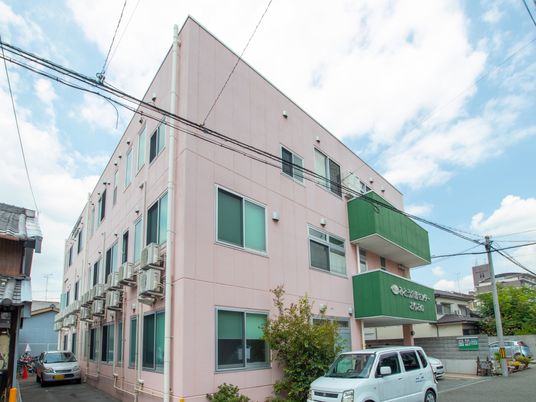 ピンクの建物外観