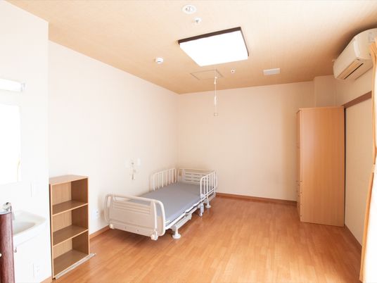 居室は全室個室になっている。介護ベッドやナースコール、エアコンが設置されており、洗面台や収納家具も備わっている。