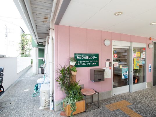 ピンクの壁のエントランス