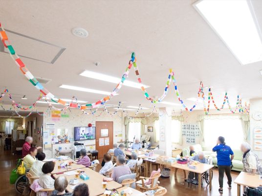 スタッフによる飾りつけで、楽しい雰囲気にレイアウトされた共有スペースには、多くの入居者様が集っている。