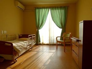 明るい居室の窓辺  