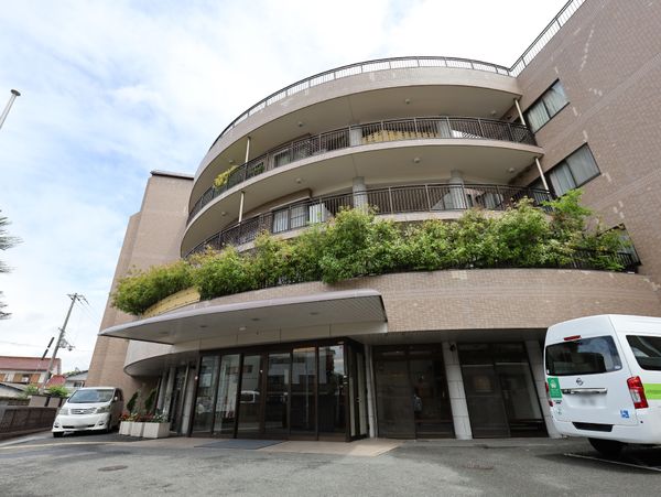 円形建物のエントランス