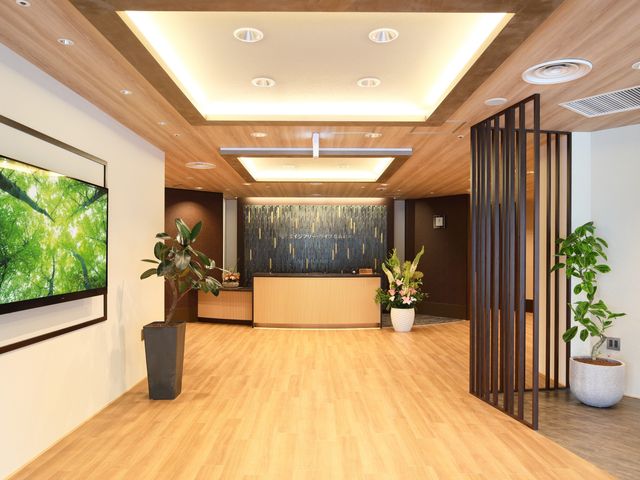 暖かみのある待合室 エントランス① 落ち着いた雰囲気のロビーです。快適な空間で訪れる方を温かくお迎えします。