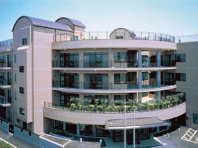 円形デザインの外観 外観 開放的な外観の施設で、ゆったりとした空間が提供されています。気持ち良い日差しを感じながら働ける環境です。