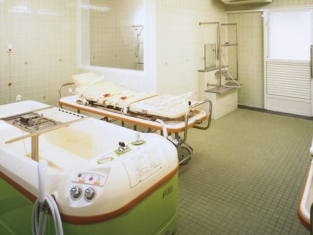 清潔な浴室の設備 機械浴室 ゆとりのある浴室で、快適にご利用いただけます。ケアの手が行き届いた、衛生的な環境を大切にしています。