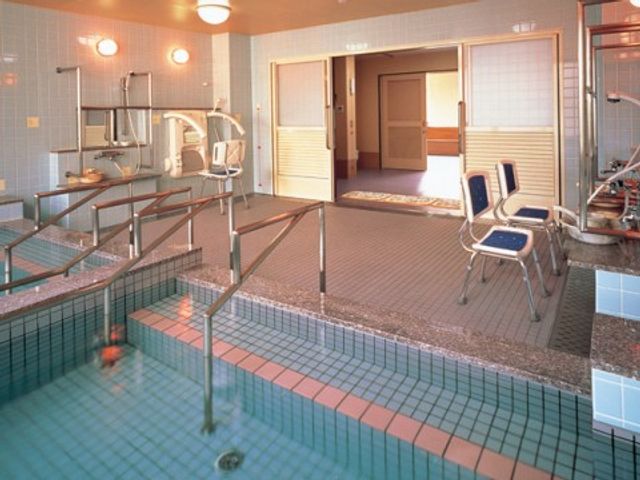 浴室とリフト装置 大浴場 手すりやリフトの充実した浴室は、利用者の快適な入浴をサポートします。清潔感のあふれる設備で安心してご勤務いただけます。
