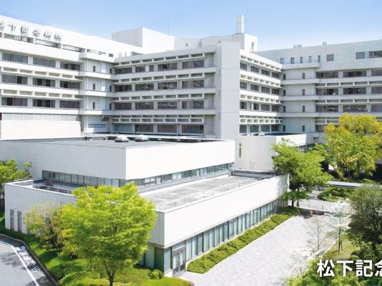 白い大規模な建物の外観  