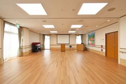 緑豊かな庭と建物