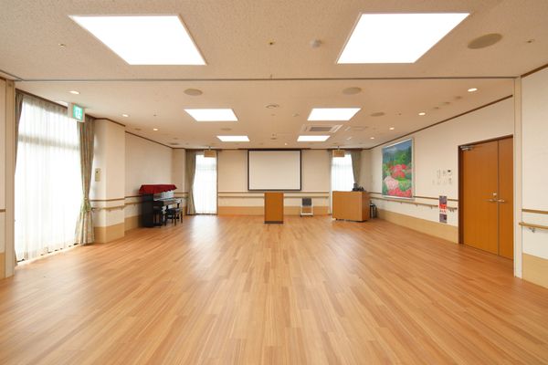 緑豊かな庭と建物