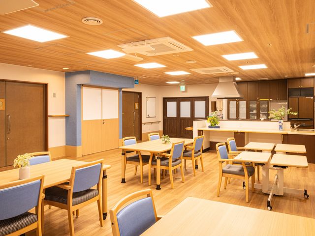 快適な休憩スペース リビング 暖かみのある照明と落ち着いた色合いの家具が配置されたロビー。ゆったりとした時間を過ごせる空間です。