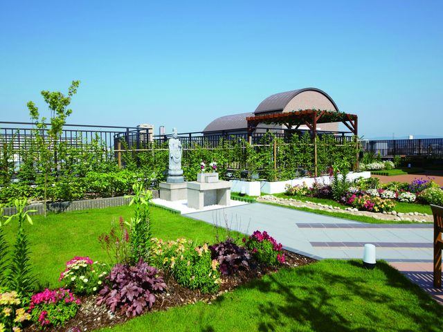 和室での食事風景 屋上庭園 洗練された和室で暖かみのある食事時を過ごす利用者様の姿が伺えます。静かな時間を過ごす場としても適しており、やすらぎを提供しています。