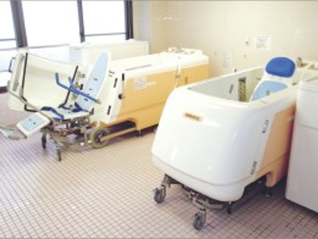 入浴設備のある浴室 浴室   機械浴槽が設置された、介助しやすそうな明るい浴室です。車椅子の方にも配慮された設備が見えます。