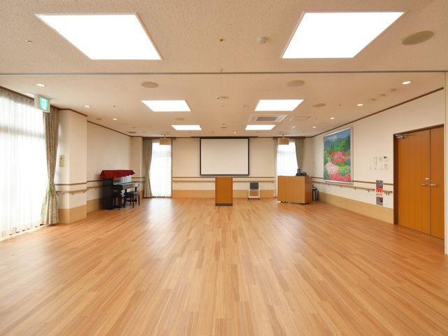 快適なロビー空間 さつきホール ゆったりとした椅子が置かれた明るいロビーです。お客様を迎えるフロントがあります。