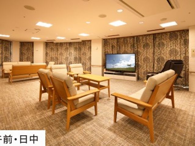 明るい共用ラウンジ  