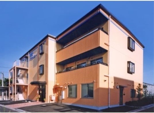 明朗な外観の建物