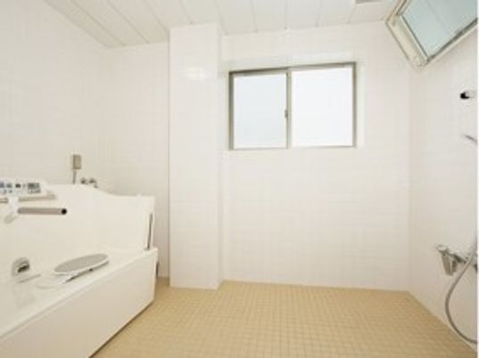 清潔感のある明るい浴室