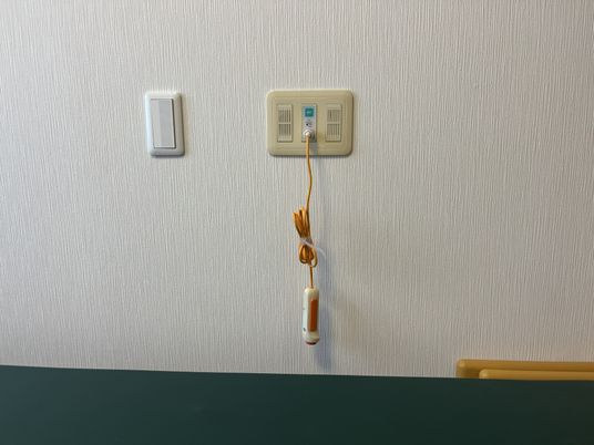 呼び出し装置のある壁面