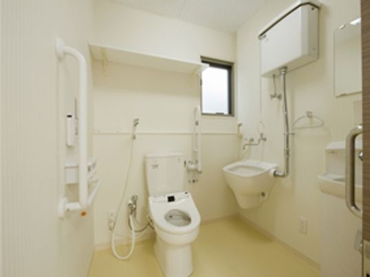 バリアフリー設計のトイレ