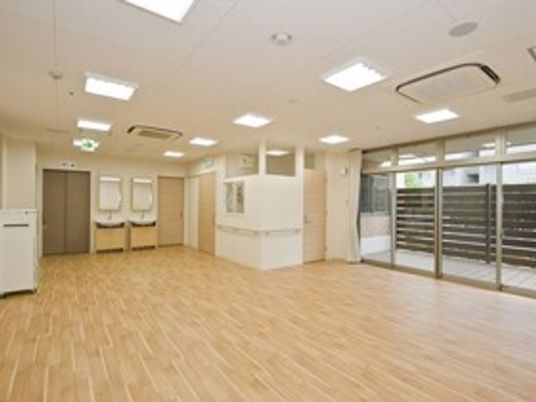 広々とした清潔な多目的室