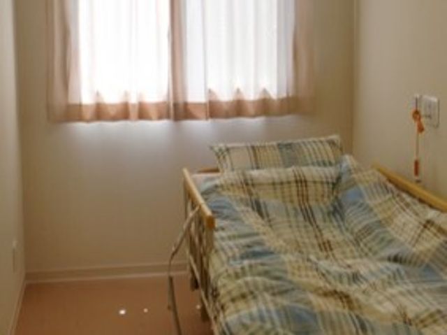 シンプルな居室の様子
