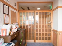 エントランスの木製ドア