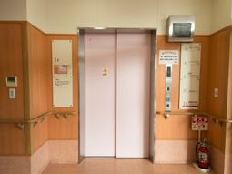 エレベーター前の通路