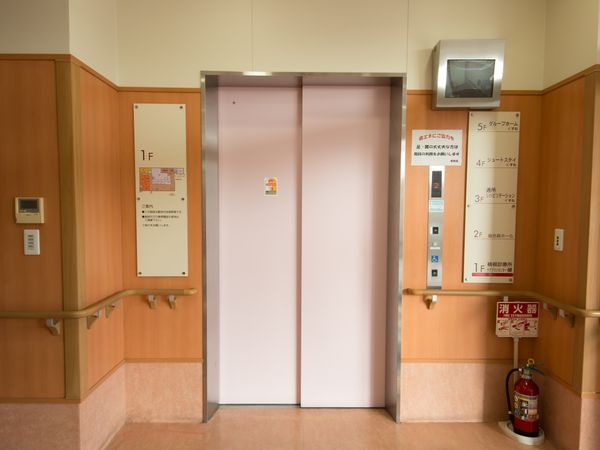 エレベーター前の通路