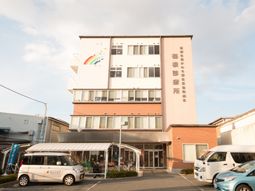 明るい外観の建物