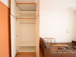 居室内のクローゼットとベッド