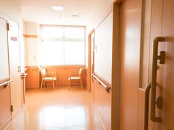 暖かみのある廊下の景色