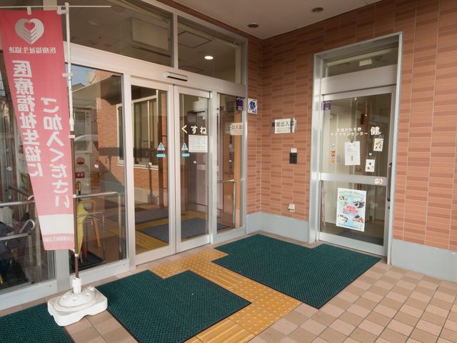 明るいエントランスの門
