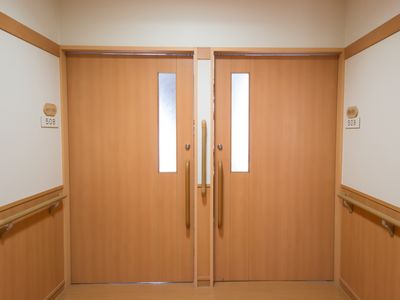シンプルな居室のドア