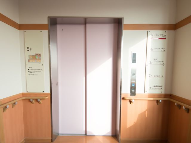 清潔なエレベーターホール