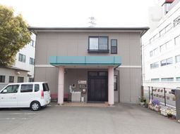 明るいエントランスの外観