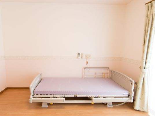 調節可能なベッドのある居室