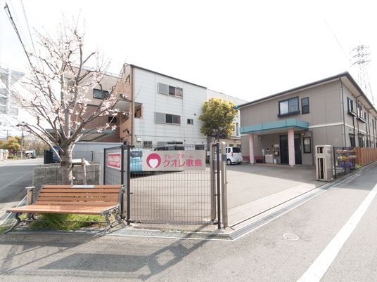 桜並木のエントランス