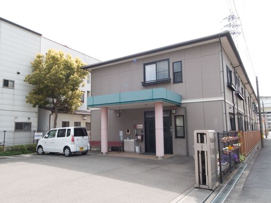 エントランスのある建物正面